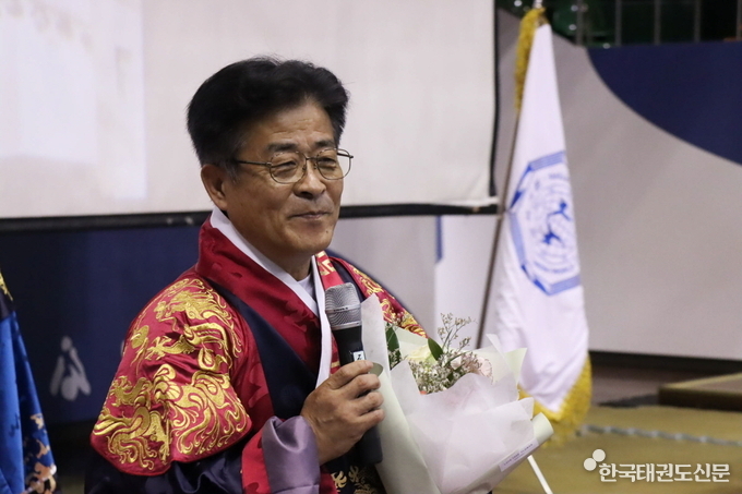 박종성 사범이 승단 소감을 말하고 있는 모습.