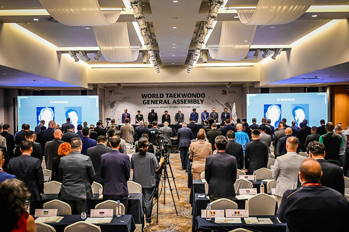 WT 총회에서 고 박수남, 고 르네분델리를 기리며 묵념을 하고 있다.