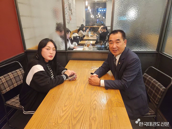 고, 박도하 어머니와 최재춘 위원장의 만남