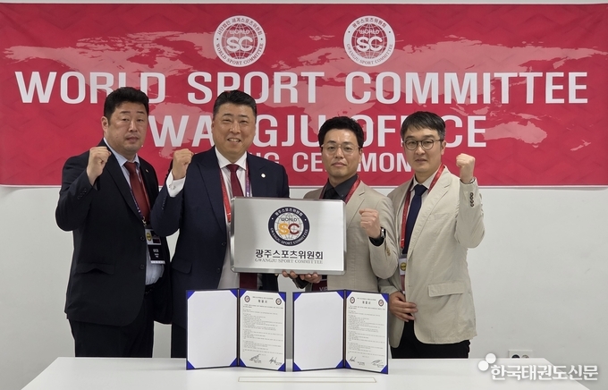 체결식 후 단체사진(왼쪽부터 정용국 회장, 서현석 위원장, 박성준 회장, 안재찬 교수)