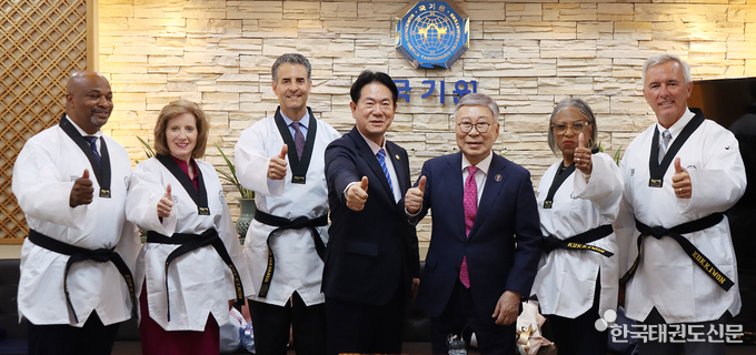 전직 미국 연방 하원의원단, 태권도복을 입고 명예 7단 단증 수여를 기념하며 단체 기념 촬영하는 모습 