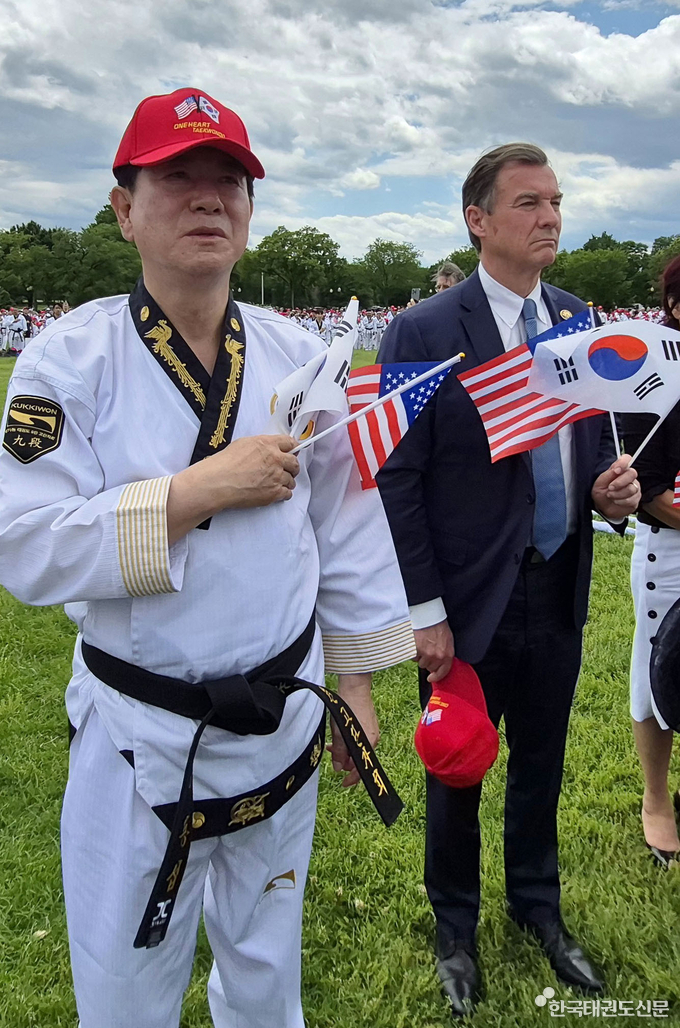 이동섭 국기원장(왼쪽)과 톰 수오지 미국 하원의원(오른쪽, 민주·뉴욕)이 나란히 태극기와 성조기를 들고 양국의 동맹과 우정을 기념하고 있다.