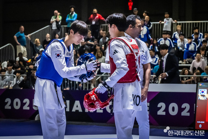 남자 -58kg 우승자 김종명(왼쪽)