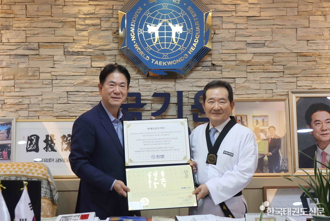 7월 10일 오후 2시 30분 국기원 원장실에서 이동섭 국기원장(왼쪽)이 정세균 전 국무총리에게 명예 9단증을 수여하고 기념촬영을 하고 있다.