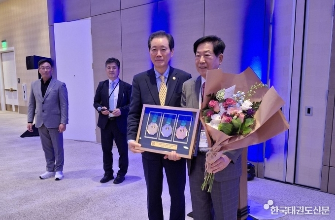 우측 김용길 총관장과 좌측 전갑길 국기원 이사장이 기념 촬영