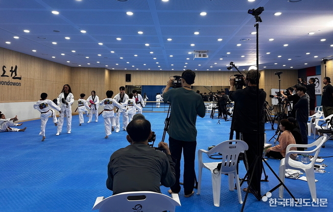 대수련실에서 수련을 하고 있다.