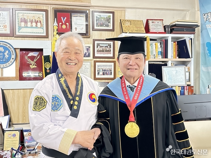 라우꽁 차이 백작이 김중영 총관장으로 부터 국제사범 자격증을 받고 기념 촬영 모습