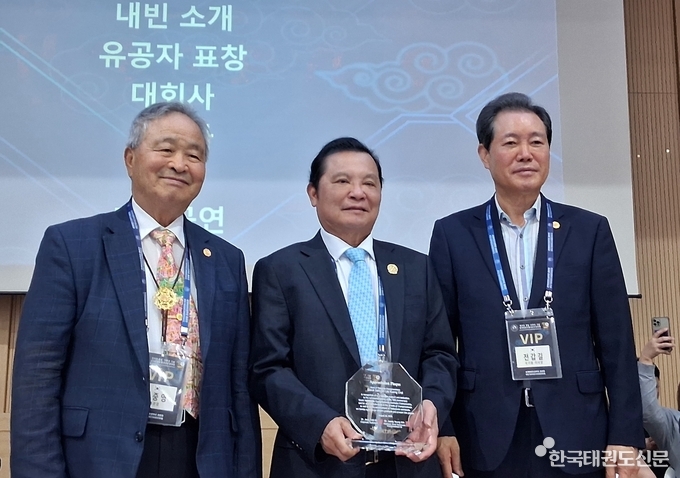라우꽁 차이 백작이 감사패를 받고 기념사진(좌, 김중영 총관장, 우, 전갑길 국기원 이사장)