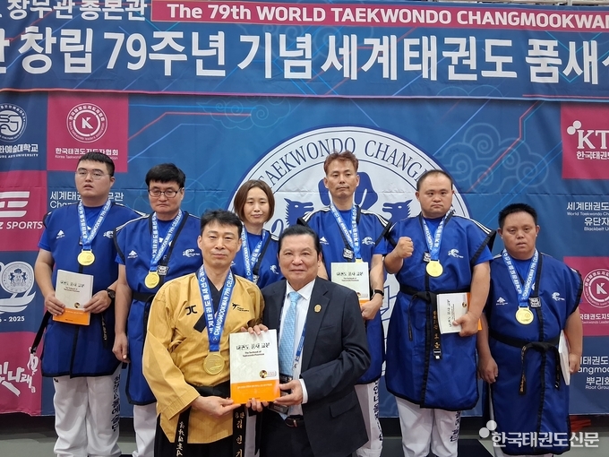 앞줄 우)라우꽁 차이 백작 좌)김인기 관장과 뒷줄 장애인 태권도 선수단의 시상 후 단체 사진 모습
