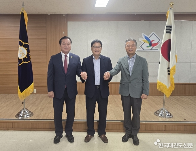 국기원장 후보자 등록 후 기념촬영하는 모습(왼쪽부터 안용규 前 한국체육대학교 총장, 윤웅석 前 국기원 연수원장, 남승현 前 국기원 태권도 시범단 단장)