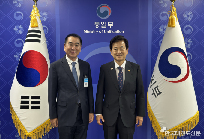 우측 정동영 통일부장관이 최재춘 단장을 격려하고 기념 촬영 모습.