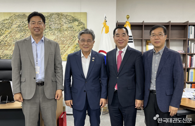 허민 국가유산청장(왼쪽에서 두 번째)이 추진단 일행과 함께 했다.