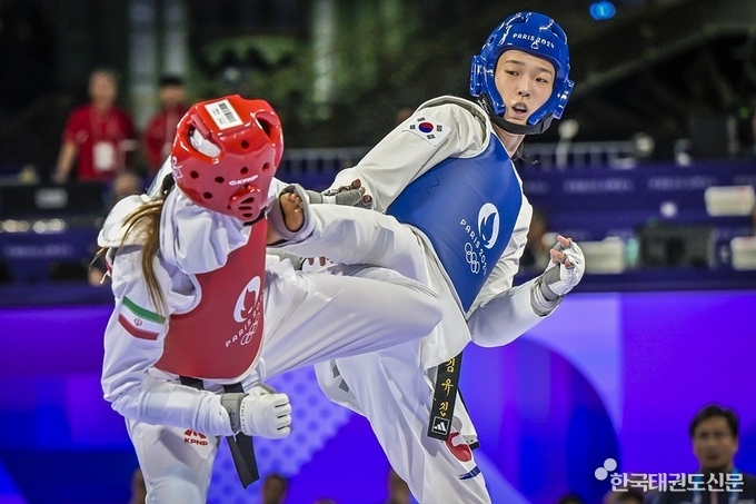 파리 올림픽에서 우승한 김유진(오른쪽)