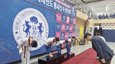 “언론기사에 ‘내 이름 넣어라’ 강요… 원로 지위를 앞세운 부적절한 권위 사용 논란”