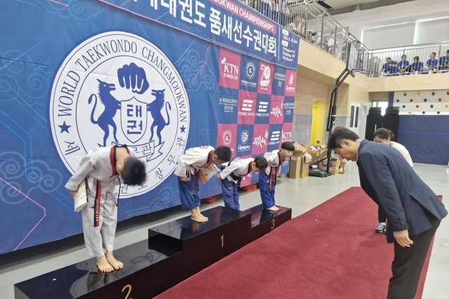 “언론기사에 ‘내 이름 넣어라’ 강요… 원로 지위를 앞세운 부적절한 권위 사용 논란”