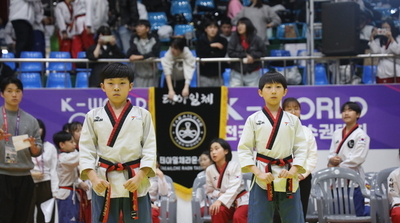 “국기원 뒤흔든 2,000명 함성… K-WORLD 품새대회, ‘압도적 무대’로 판도 바꿨다”